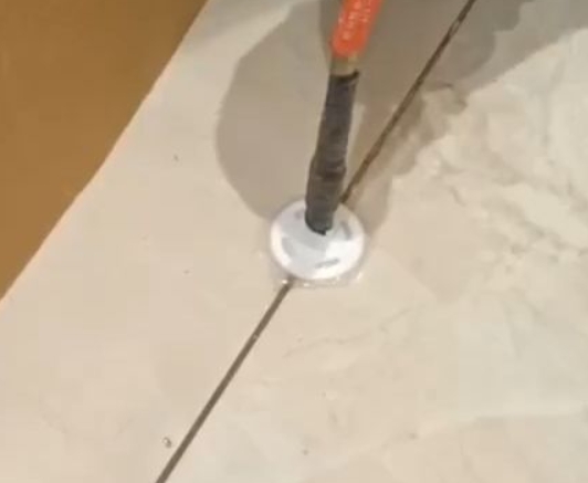 皮山瓷砖空鼓维修公司专业解答瓷砖在铺贴过程中，如果没有涂抹均匀到位的粘结材料（如水泥砂浆或瓷砖胶），可能会导致以下问题